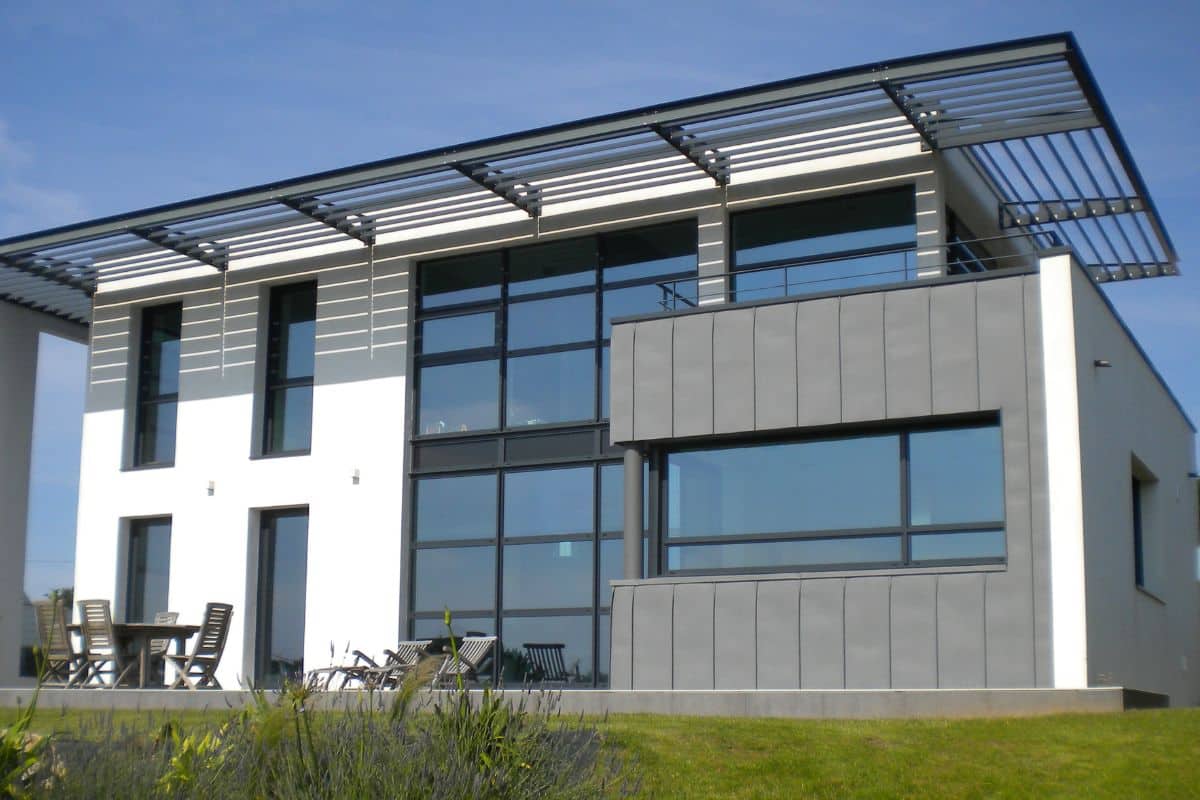 Façade immeuble avec menuiseries aluminium sur mesure - référence Distrifermetures