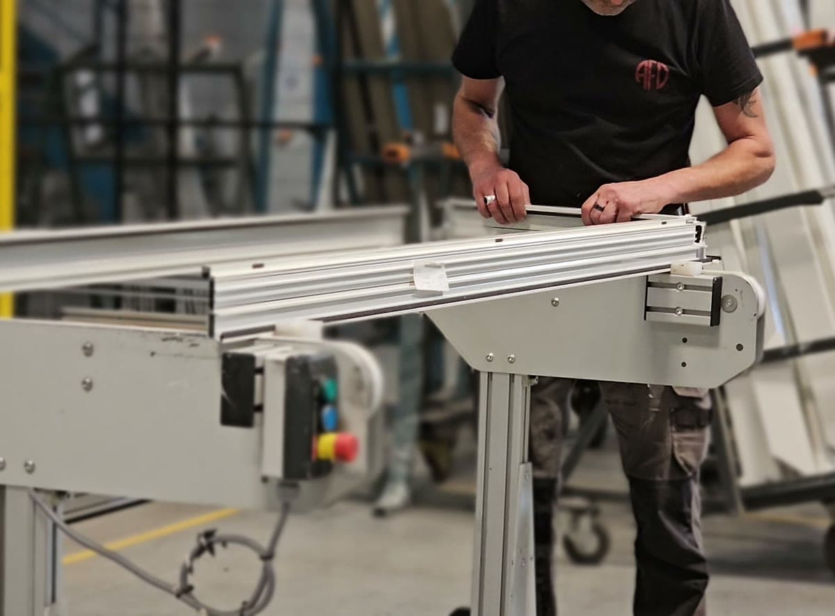Contrôle d'un châssis aluminium en sortie de fabrication avant expédition